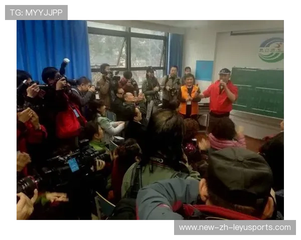 赛事现场粉丝互动不断，志愿者服务周到，志愿者协会视频