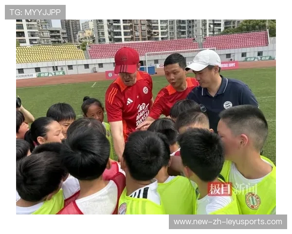 足球俱乐部与地方教育部门合作推出校园足球教师培训项目，足球俱乐部培训业务方案